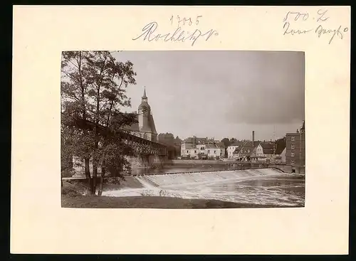 Fotografie Brück & Sohn Meissen, Ansicht Rochlitz, Muldebrücke am Wehr mit Kirche