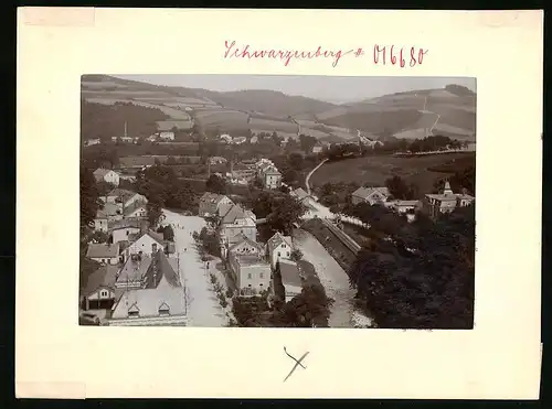 Fotografie Brück & Sohn Meissen, Ansicht Schwarzenberg, Ortsansicht mit Eisenbahntrasse