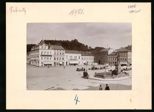 Fotografie Brück & Sohn Meissen, Ansicht Sebnitz, Marktplatz mit Vereinsbank & Denkmal