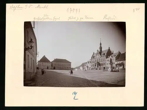 Fotografie Brück & Sohn Meissen, Ansicht Dahlen, Marktplatz mit Rathaus & Denkmal