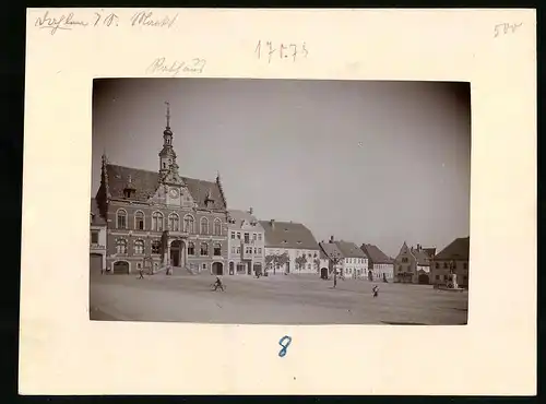 Fotografie Brück & Sohn Meissen, Ansicht Dahlen, Marktplatz mit Rathaus & Modewaren-Laden