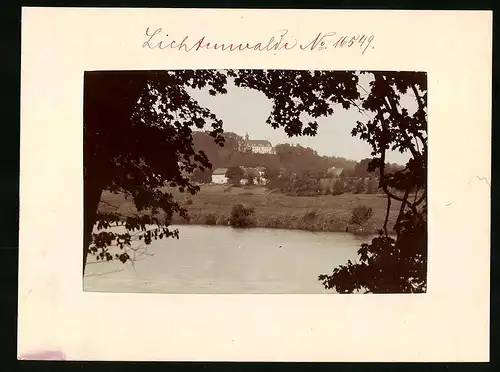 Fotografie Brück & Sohn Meissen, Ansicht Lichtenwalde, Uferpartie mit Blick zum Schloss