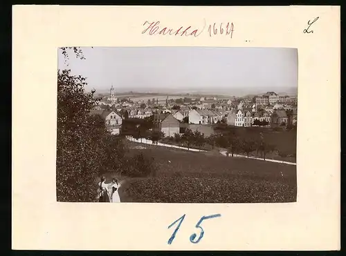 Fotografie Brück & Sohn Meissen, Ansicht Hartha i. Sa., Ortschaft vom nahen Feld gesehen