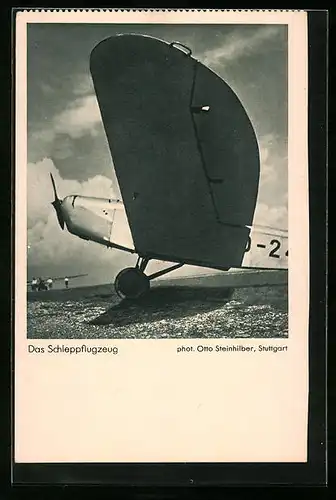 AK Das Schleppflugzeug auf dem Flugfeld, Segelschlepper