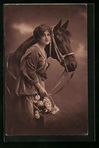 AK Junge Frau mit Blumenkorb vor Reitpferd