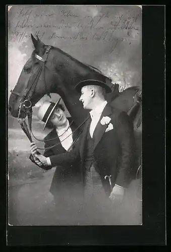 AK Elegantes Paar hält Reitpferd am Halfter