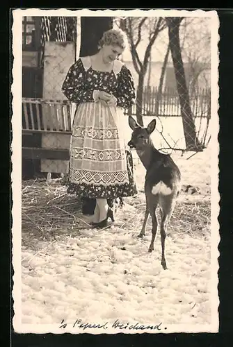 AK Frau im Dirndl mit jungem Reh im Winter