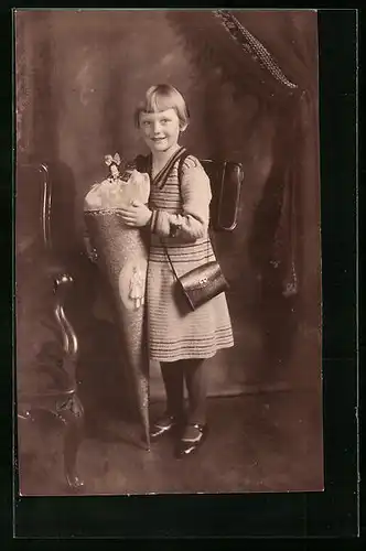 Foto-AK Mädchen beim Schulanfang