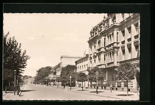 AK Guben, Wilhelm-Pieck-Strasse mit Passanten