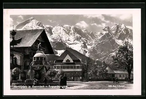 AK Garmisch, Marktplatz mit Zugspitzgruppe