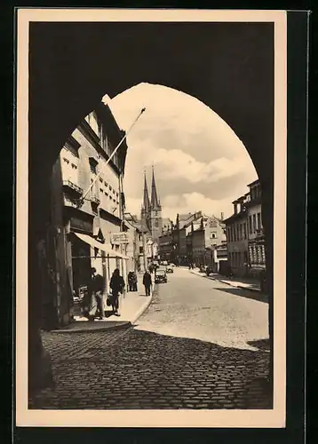 AK Saalfeld /Saale, Blick durch das Tor mit Strassenpartie