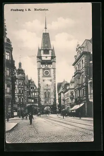 AK Freiburg i. B., Martinstor mit Strassenpartie