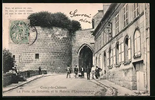 AK Coucy-le-Chateau, La Porte de Soissons et la Maison d`Enguerrand