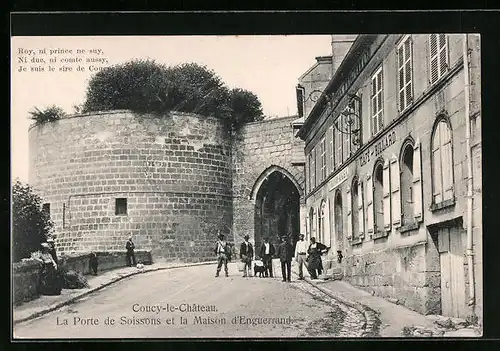 AK Coucy-le-Chateau, La Porte de Soissons et la Maison d`Enguerrand