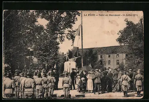 AK La Fère, Salut au Monument - 14 Juillet 1924