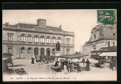 AK Laon, La Place et l`Hotel de Ville un Jour de Marché