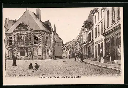 AK Marle, La Mairie et la Rue Lalouette