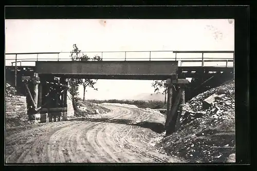 AK Stynava, Strasse und Eisenbahnbrücke