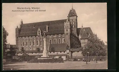 AK Marienburg, Abstimmungsdenkmal und Schloss von der Strasse gesehen