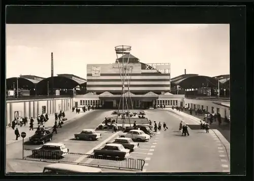 AK Halle /Saale, Hauptbahnhof und parkende Autos