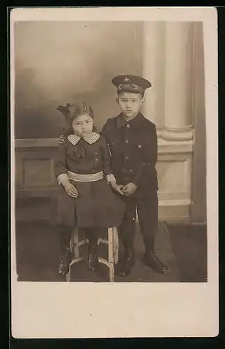 Foto-AK Kleiner Soldat mit seiner Schwester im Foto-Atelier