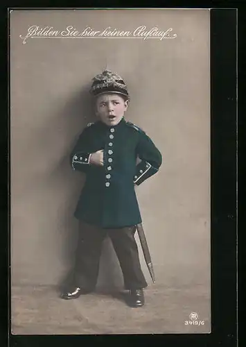 AK Bilden Sie hier keinen Auflauf, Kleiner Soldat in Uniform mit Pickelhaube