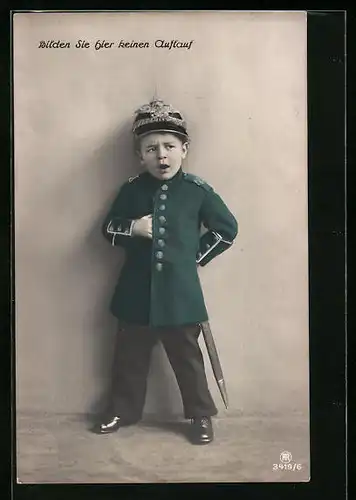 AK Bilden Sie hier keinen Auflauf, Kleiner Soldat in Uniform mit Pickelhaube