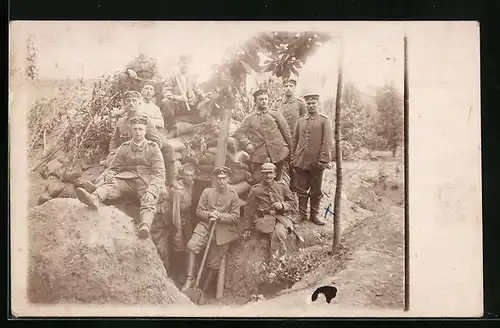 Foto-AK Soldaten im Schützengraben vor einem Bunker