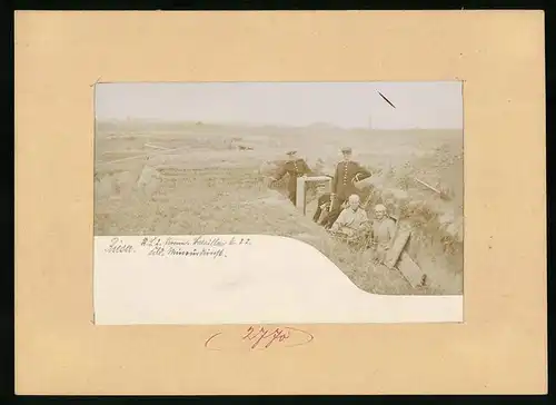 Fotografie Brück & Sohn Meissen, Ansicht Riesa, Pioniere des Batillon 22 errichten einen Unterstand im Schützengraben