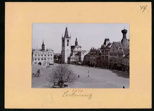 Fotografie Brück & Sohn Meissen, Ansicht Leitmeritz, Marktplatz mit Knaben - Bürgerschule & Rathaus