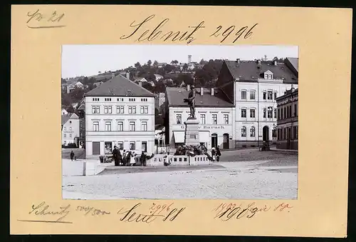 Fotografie Brück & Sohn Meissen, Ansicht Sebnitz, Marktplatz mit Geschäftshaus Gustav Baruch & Bismarck-Denkmal