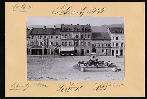 Fotografie Brück & Sohn Meissen, Ansicht Sebnitz, Marktplatz mit Hotel Zum Sächsischen Hof & Bismarck-Denkmal