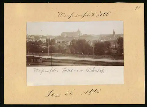 Fotografie Brück & Sohn Meissen, Ansicht Weissenfels, Blick vom Bahnhof - Bahnsteig in den Ort