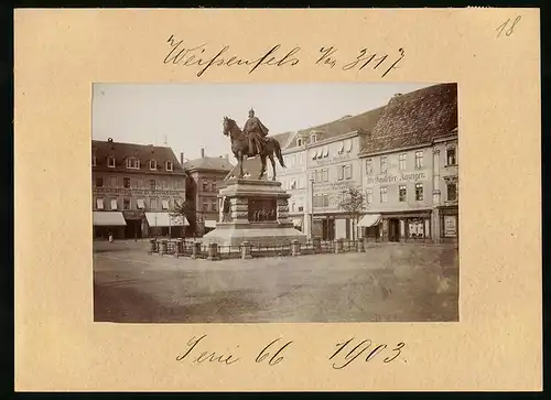 Fotografie Brück & Sohn Meissen, Ansicht Weissenfels, Marktplatz mit Redaktionshaus Weissenfelser Anzeiger & Denkmal