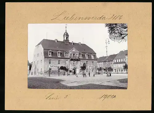 Fotografie Brück & Sohn Meissen, Ansicht Liebenwerda, Rathaus mit Sparkasse & Rathskeller