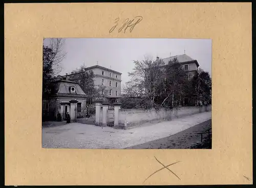 Fotografie Brück & Sohn Meissen, Ansicht Dresden, Eingang zum Garnisionslazarett