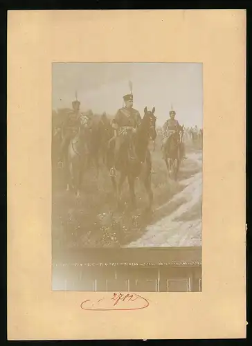 Fotografie Brück & Sohn Meissen, Gemälde zeigt Köbig Albert an der Spitze seines Husaren-Regiments