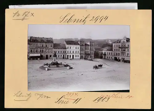 Fotografie Brück & Sohn Meissen, Ansicht Sebnitz, Marktplatz mit Htel Stadt Dresden & Bismarck-Denkmal