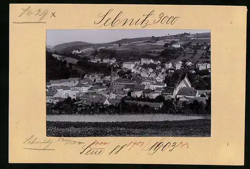 Fotografie Brück & Sohn Meissen, Ansicht Sebnitz, Panorama mit Fabrikgebäude