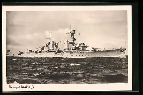 AK Kreuzer Karlsruhe der Kriegsmarine in voller Fahrt