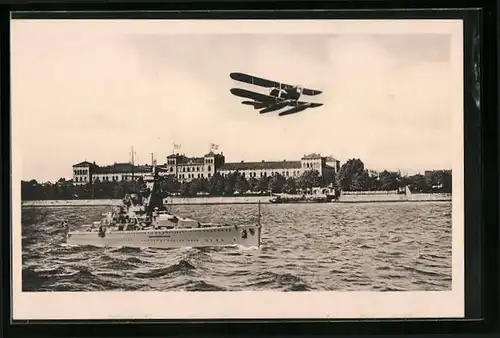 AK Schlachtschiff der Kriegsmarine mit abhebendem Wasserflugzeug