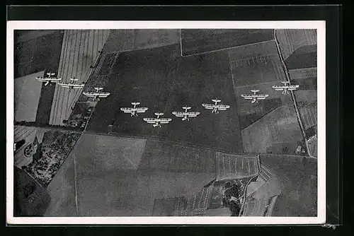 AK Der Staffelwinkel, Marschformation im Staffelverband