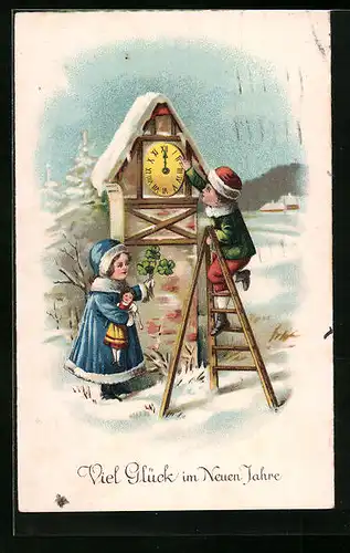 AK Kinder im Schnee vor Uhr, Neujahr