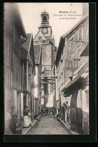 AK Gisors, Une Rue du Vieux Gisors et la Cathédrale