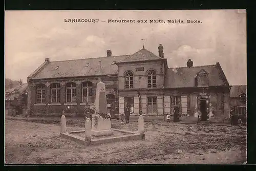 AK Laniscourt, Monument aux Morts, Mairie, Ecole