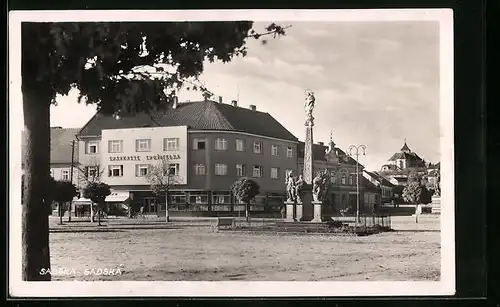 AK Sadska, Strassenpartie mit Sparkasse