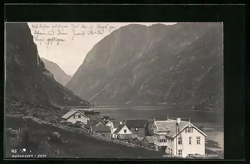 AK Gudvangen, Ortsansicht mit Bergpanorama