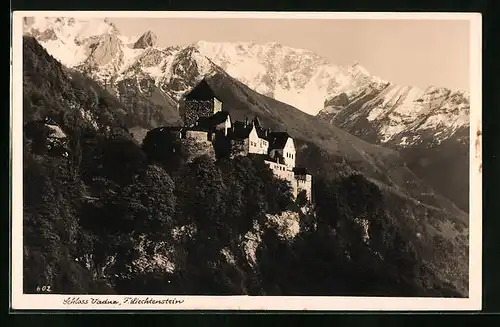 AK Vaduz, Schloss gegen Gebirgszug