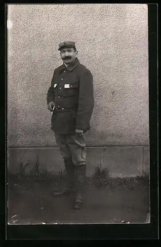 Foto-AK Kriegsgefangener in Uniform mit Zigarette