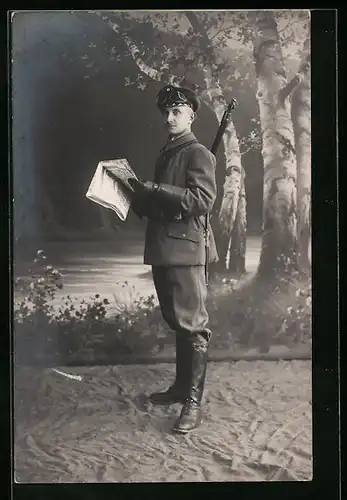 Foto-AK Kradmelder in Uniform mit Karte und Gewehr auf dem Rücken